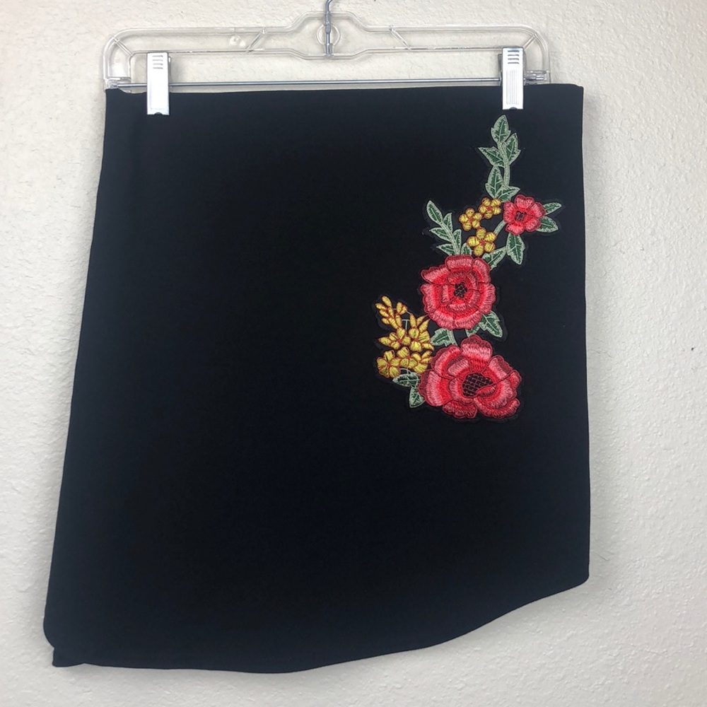 Boohoo Woman’s 24 Black Appliqué Stretch Skirt - Picture 6 of 6